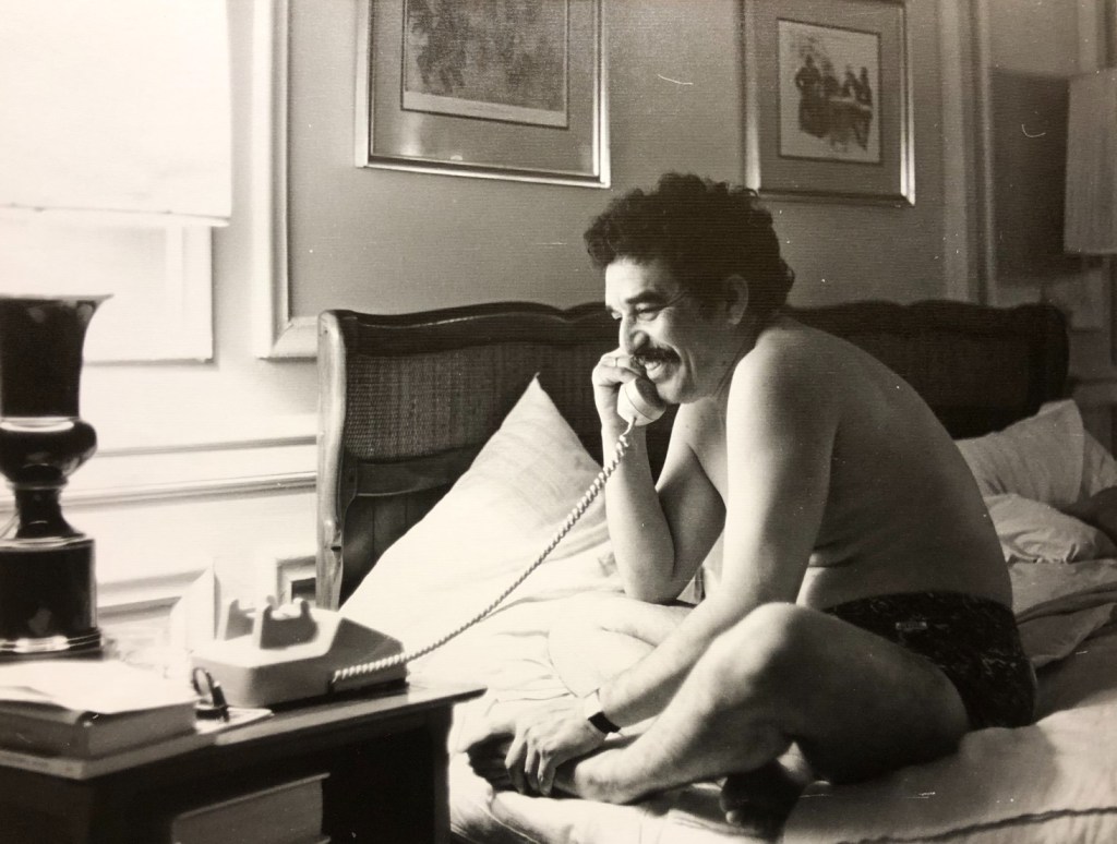 Gabriel García Márquez hablando por teléfono en New York, durante su estancia para la ceremonia de su grado honoris causa concedido por la Universidad de Columbia en 1970.