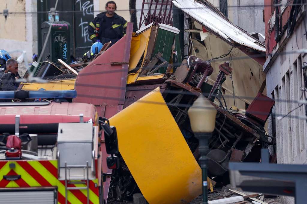 Lisbon (Portugal), 03/09/2025.- Rescuers and firefighters operate at the scene after the Gloria funicular cable railway derailed in Lisbon, Portugal, 03 September 2025. At least three people died in the derailment, with emergency services reporting that several were injured and others are still trapped at the scene. (Lisboa) EFE/EPA/MIGUEL A. LOPES