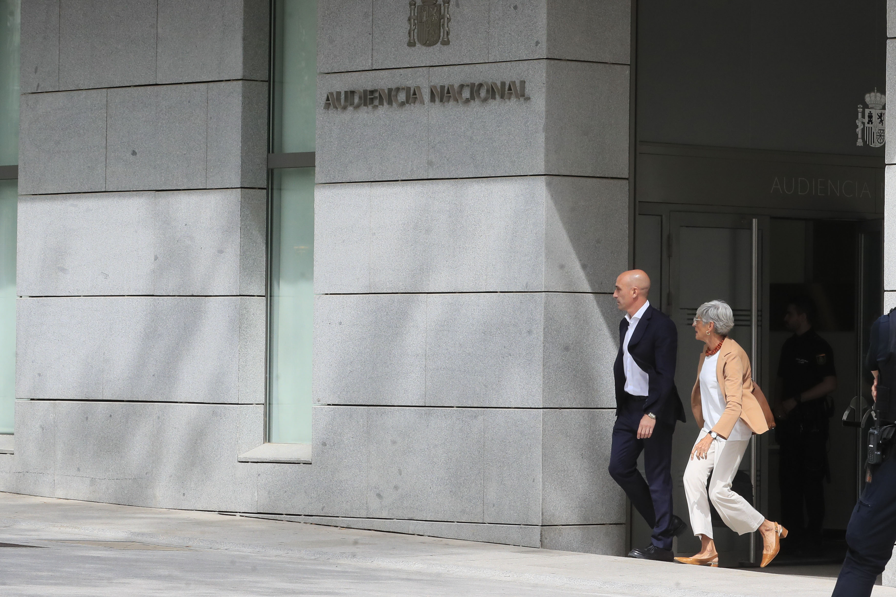 GRAF818. MADRID, 15/09/2023.- El expresidente de la Real Federación Española de Fútbol (RFEF) Luis Rubiales, junto a su abogada Olga Tubau, tras declarar este viernes como investigado por presunta agresión sexual y coacciones en relación al beso que le dio a la jugadora Jenni Hermoso tras la final del Mundial en Sídney. La Fiscalía ha pedido al juez que impida a Rubiales a acercarse a menos de 500 metros de la jugadora ni comunicarse con ella por cualquier medio durante la instrucción de la causa. EFE/ Fernando Alvarado