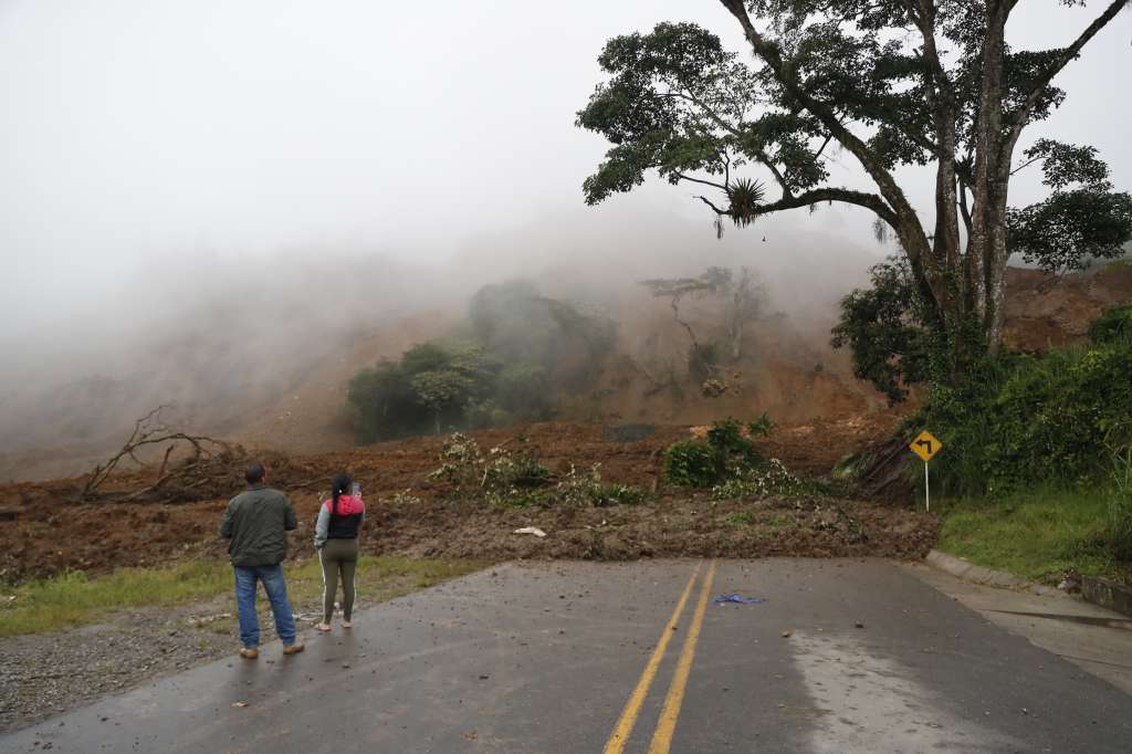 AME5927. ROSAS (COLOMBIA), 12/01/2023.- Dos personas observan una carretera bloqueada tras el derrumbe del pasado lunes, hoy, en Rosas, departamento del Cauca (Colombia). Más de 900 personas se vieron afectadas tras el derrumbe en el municipio de Rosas, en el departamento colombiano del Cauca, mientras que la Vía Panamericana, principal carretera del suroeste del país, sigue cerrada. El derrumbe ocurrió el lunes en el municipio de Rosas en donde el deslizamiento arrasó con viviendas de varias veredas (aldeas) de la zona La Soledad. EFE/ Ernesto Guzmán