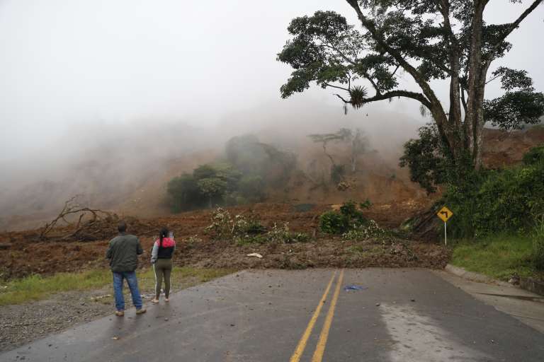 AME5927. ROSAS (COLOMBIA), 12/01/2023.- Dos personas observan una carretera bloqueada tras el derrumbe del pasado lunes, hoy, en Rosas, departamento del Cauca (Colombia). Más de 900 personas se vieron afectadas tras el derrumbe en el municipio de Rosas, en el departamento colombiano del Cauca, mientras que la Vía Panamericana, principal carretera del suroeste del país, sigue cerrada. El derrumbe ocurrió el lunes en el municipio de Rosas en donde el deslizamiento arrasó con viviendas de varias veredas (aldeas) de la zona La Soledad. EFE/ Ernesto Guzmán