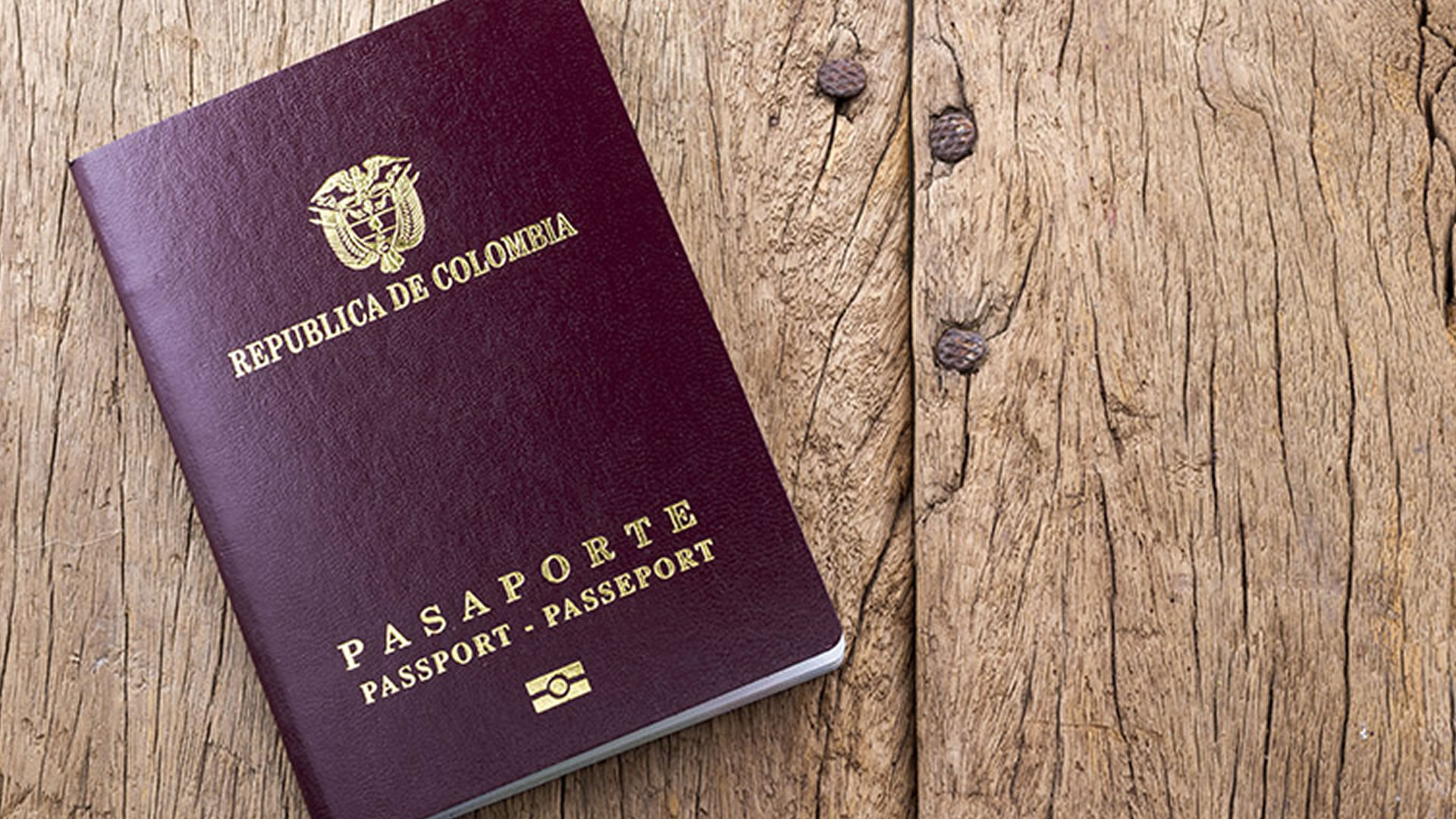 El pasaporte colombiano es expedido por el Ministerio de Relaciones Exteriores en Bogotá, algunas gobernaciones y en los consulados de Colombia en el exterior.