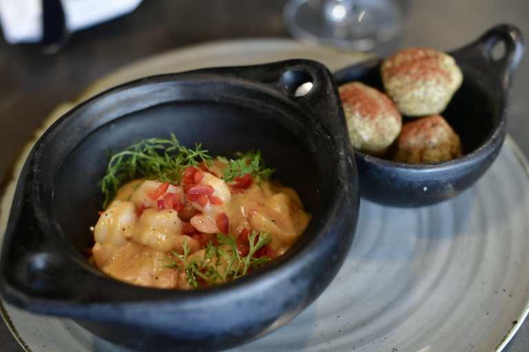 Camarones con salsa de queso y tocineta