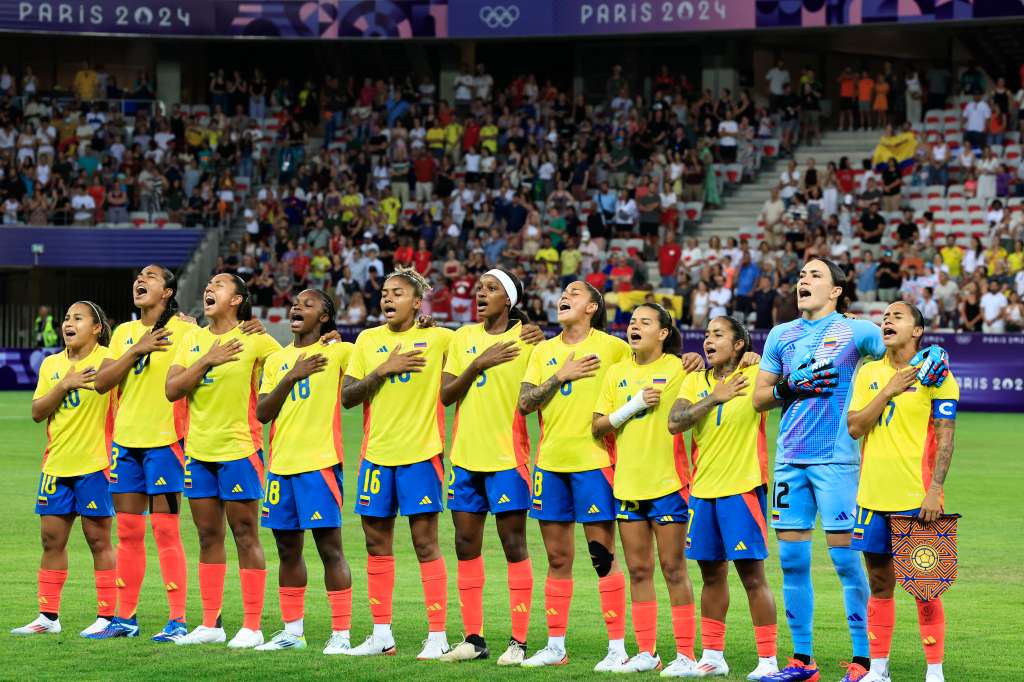 (De izquierda a derecha) Las jugadoras de Colombia, la mediocampista #10 Leicy Santos, la defensora #03 Daniela Arias, la defensora #02 Manuela Vanegas, la delantera #18 Linda Caicedo, la defensora #16 Jorelyn Carabali, la defensora #05 Yirleidys Quejada Minota, la mediocampista #08 Marcela Restrepo, la mediocampista #13 Ilana Izquierdo, la delantera #07 Manuela Pavi y la portera #12 Katherine Tapia cantan antes del partido de fútbol femenino del grupo A entre Colombia y Canadá de los Juegos Olímpicos de París 2024 en el Estadio de Niza en Niza el 31 de julio de 2024. (Foto de Valery HACHE / AFP)