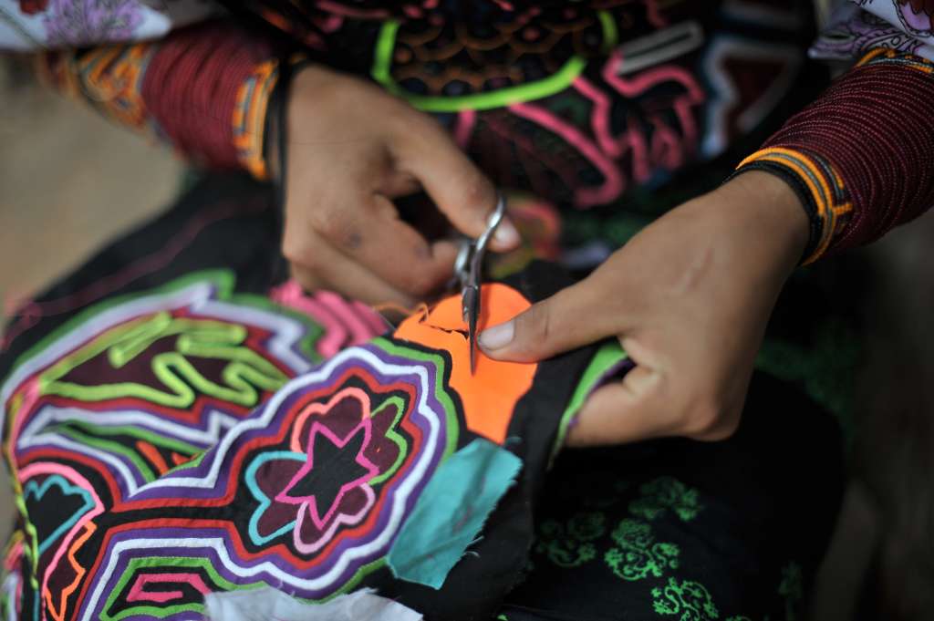 Mujeres indígenas del Urabá antioqueño que se dedican a la elaboración de las Molas (artesanías típicas de su cultura).