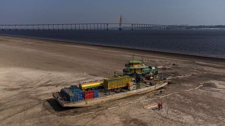-FOTODELDÍA- AME4391. IRANDUBA (BRASIL), 03/10/2023.- Fotografía aérea que muestra un remolcador y un ferry que transportaba combustible, gasolina, bebidas y vehículos, encallados en un banco de arena formado por la fuerte sequía que azota los ríos de la cuenca del Amazonas, en el municipio de Iranduba, en la margen opuesta de Manaos, estado de Amazonas (Brasil). La actual sequía en la Amazonía, donde hay enormes áreas aisladas por dificultades en la navegabilidad de los ríos, puede ser histórica y extenderse hasta enero, según prevé el estatal Centro de Monitoreo de Alertas y Desastres Naturales (Cemaden). EFE/ Raphael Alves