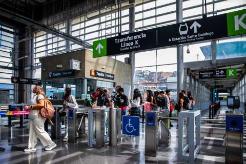 Detuvieron a hombres que agredieron a Policía tras colarse en Metro de Medellín