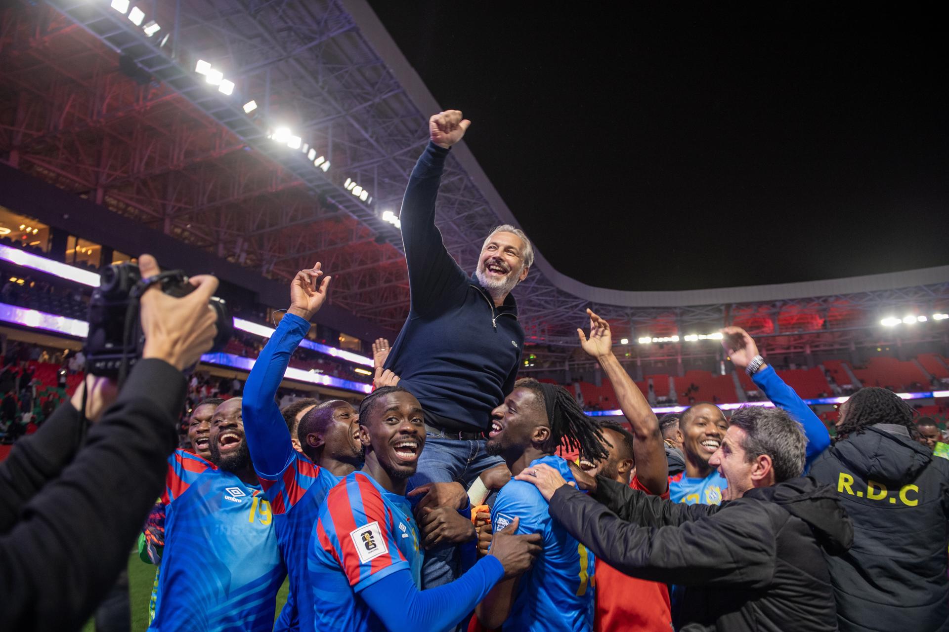 RABAT (Morocco), 17/11/2025.- DR Congo players and Sebastien Desabre (C) head coach celebrate after qualifying for the FIFA World Cup 2026 following their win in the FIFA World Cup 2026 CAF qualifiers play-off final match against Nigeria, in Rabat, Morocco, 16 November 2025. (Mundial de Fútbol, Marruecos) EFE/EPA/JALAL MORCHIDI