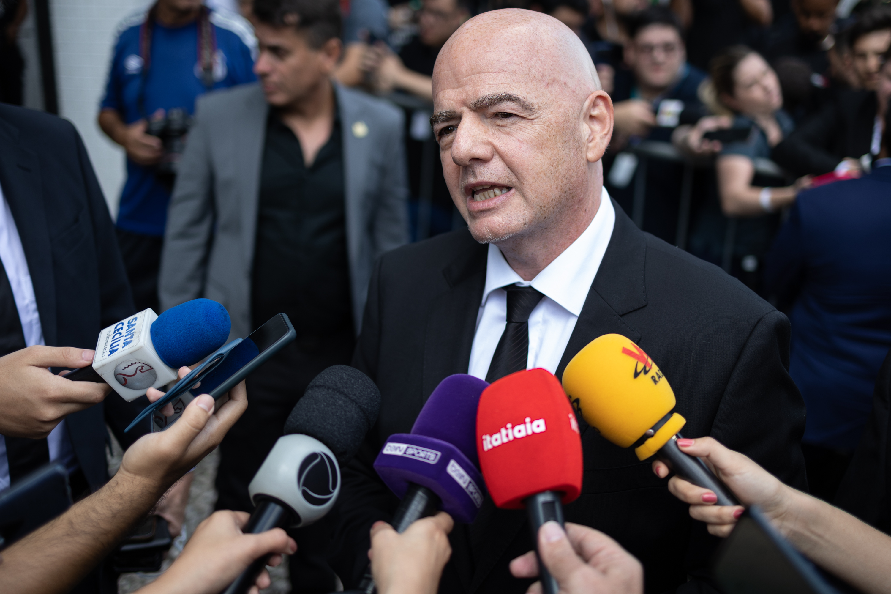 AME3840. SANTOS (BRASIL), 02/01/2023.- El presidente de la FIFA, Gianni Infantino, asiste al velatorio de Edson Arantes do Nascimento 'Pelé' hoy, en el estadio Vila Belmiro de la ciudad de Santos (Brasil). Varios aficionados al fútbol brasileños pasaron la noche guardando fila para acudir este lunes al velatorio de Pelé, fallecido el pasado jueves a los 82 años. EFE/ Isaac Fontana