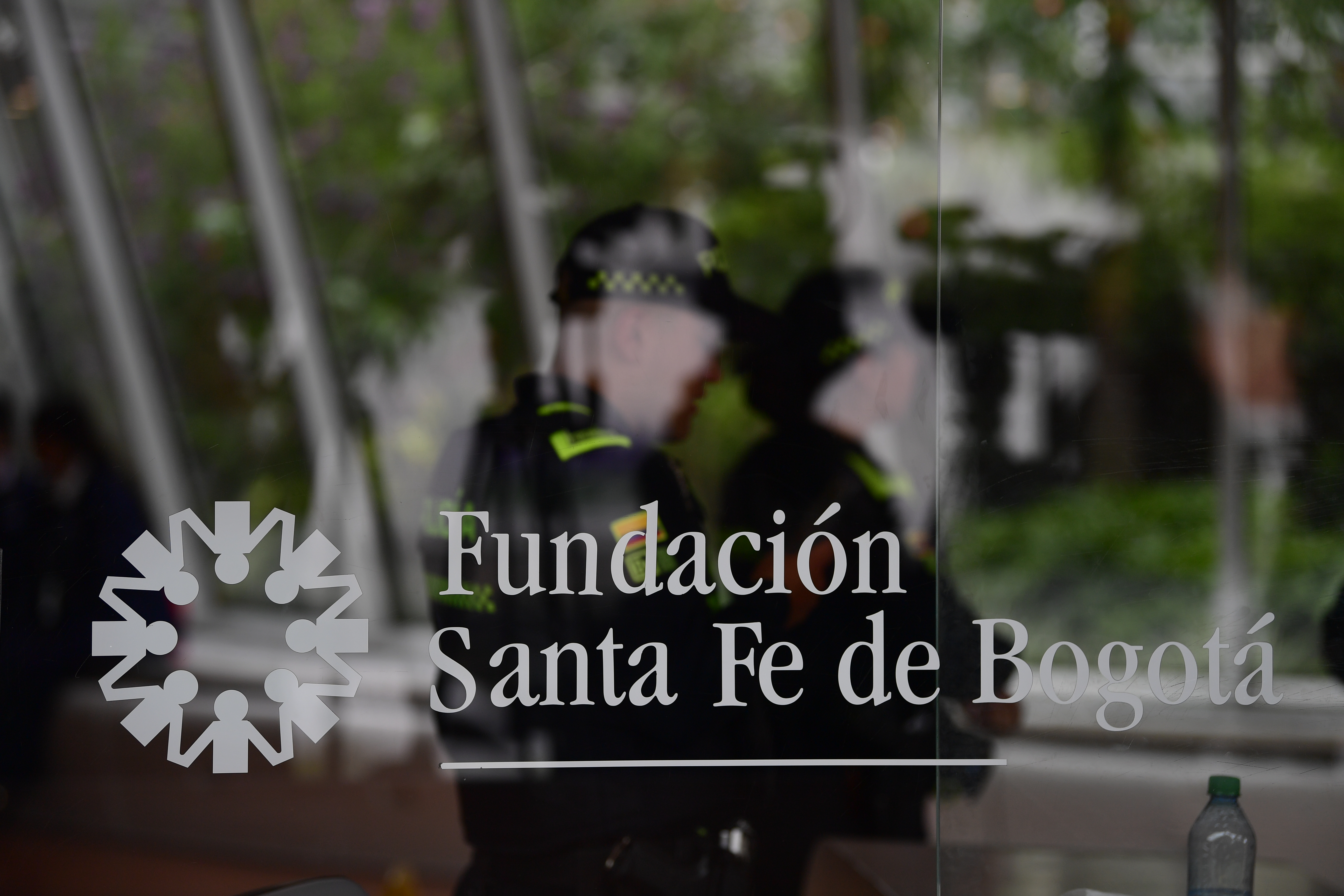 Velatón y oraciones en la Fundación Santa Fe de Bogotá donde se encuentra el candidato a la presidencia y senador quien fue víctima de un atentado en su contra