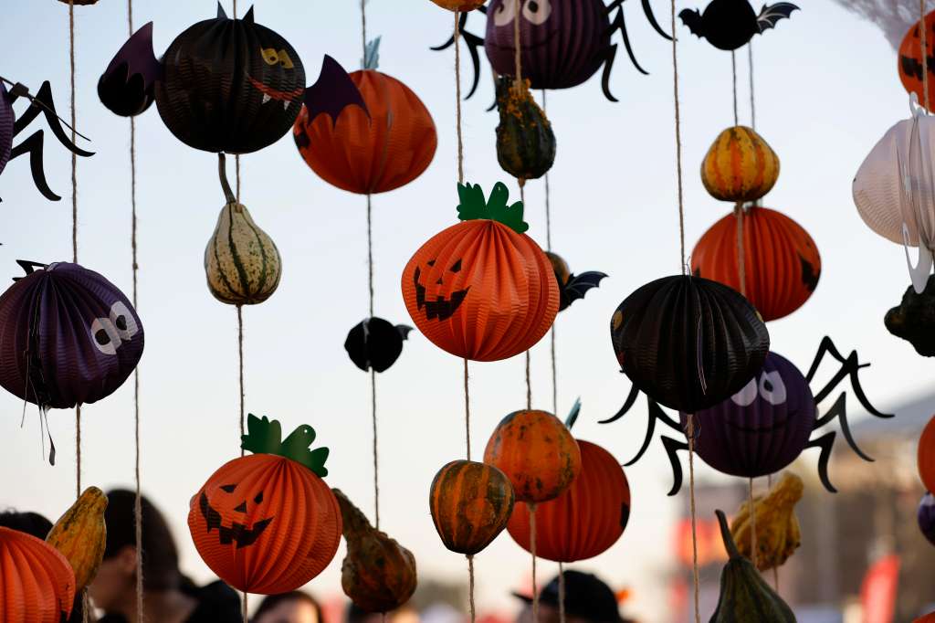 Bucharest (Romania), 26/10/2024.- Halloween pumpkins made from paper are on display at the annual West Side Halloween Festival at Lake Mill Island in Bucharest, Romania, 26 October 2024. West Side Hallo Fest is the largest Halloween festival in Romania, held from 25 to 27 October, with approximately 100,000 visitors expected to attend. (Rumanía, Bucarest) EFE/EPA/ROBERT GHEMENT