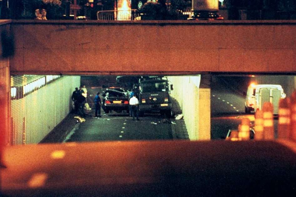Así quedó el vehículo Mercedes en el que viajaban la princesa Diana de Gales y Dodi Al Fayed, el 31 de agosto de 1997.