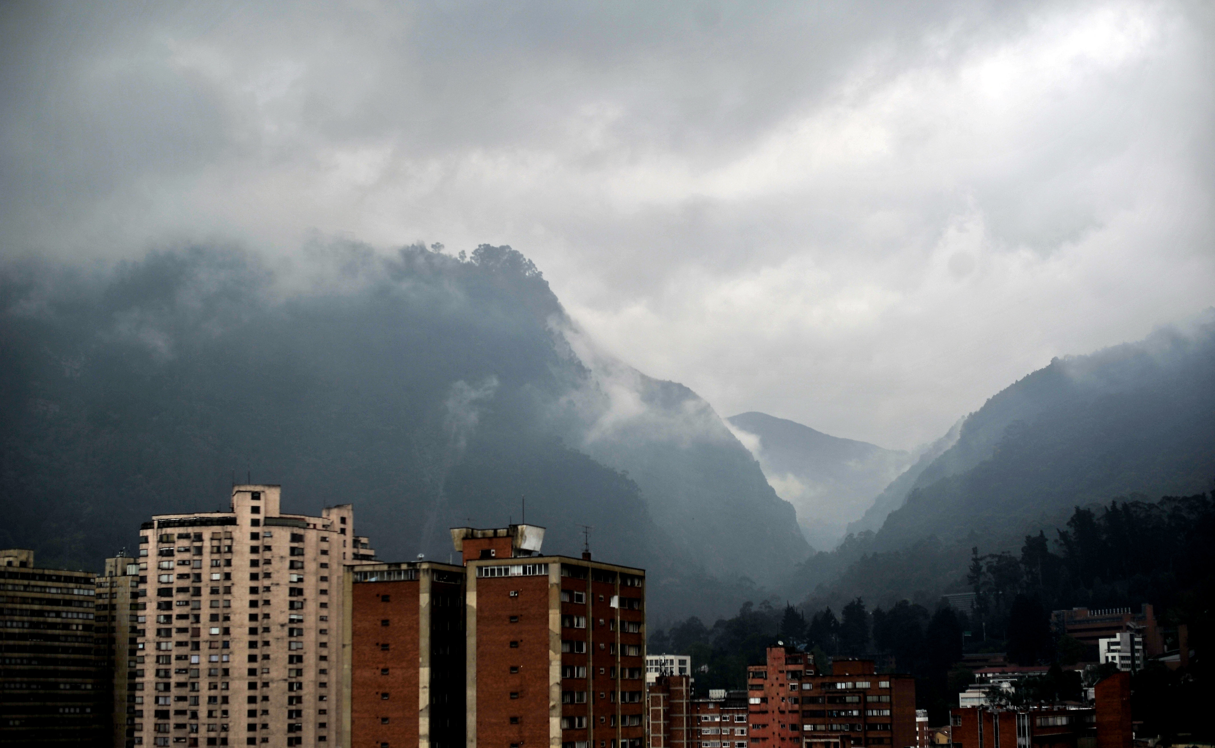 Panorámica de Bogotá con cielo nublado y fuertes lluvias.