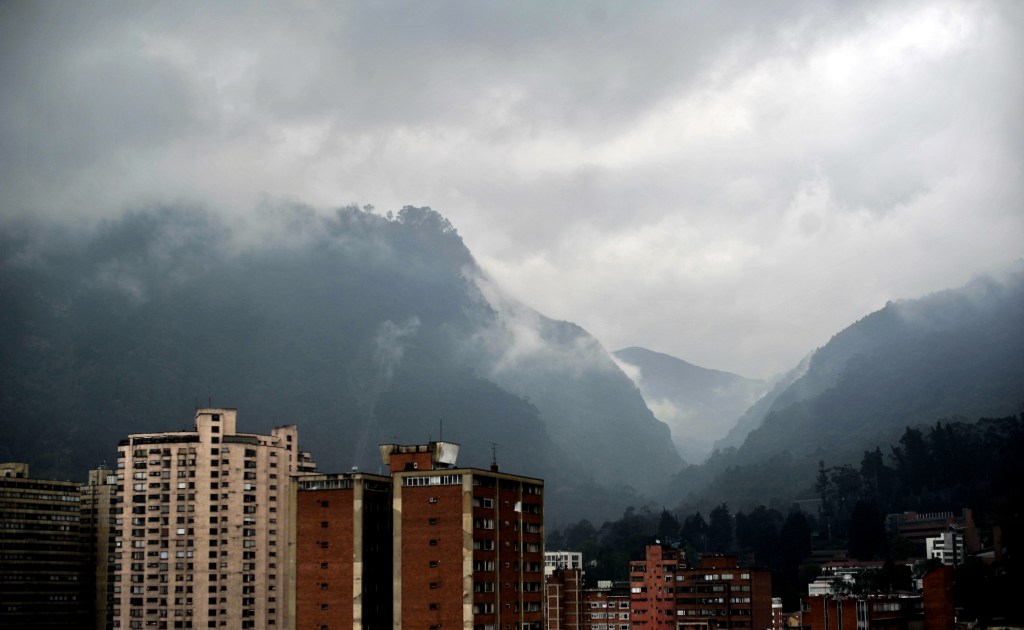 Panorámica de Bogotá con cielo nublado y fuertes lluvias.