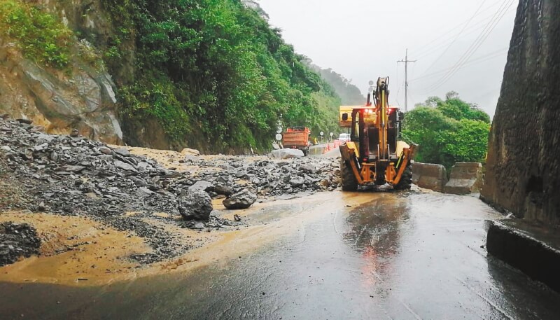 Levantamiento de escombros, esta semana, en el kilómetro 58 de la vía al Llano. / Cortesía Coviandes