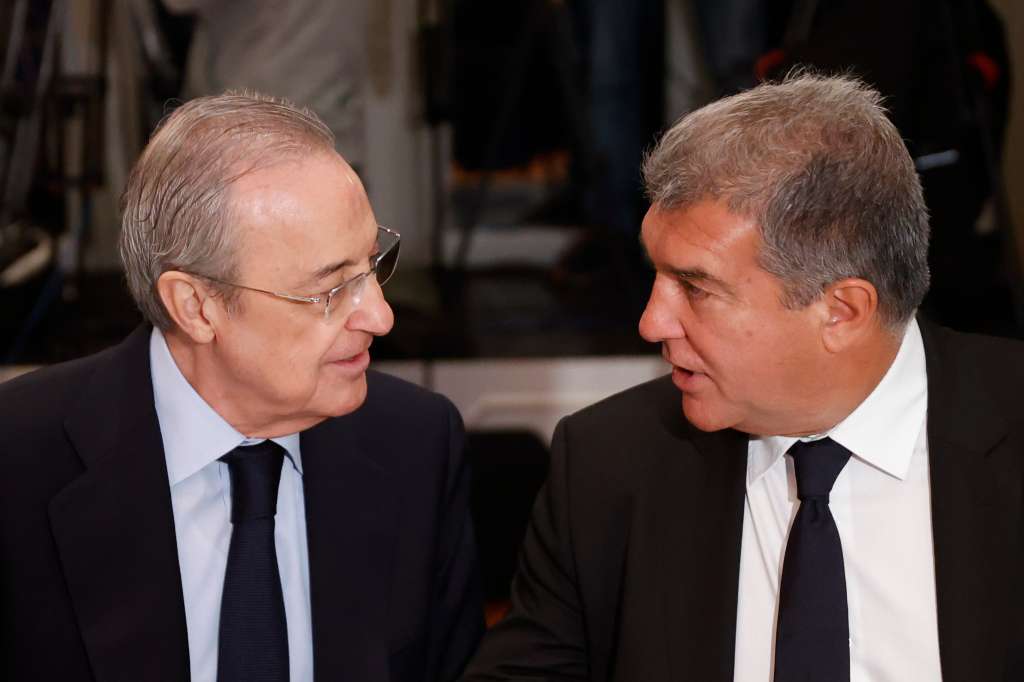 MADRID, 16/12/2022.- El presidente del grupo ACS y del Real Madrid Club de Fútbol, Florentino Pérez (i), conversa con el presidente del Fútbol Club Barcelona, Joan Laporta, durante el Desayuno informativo de Nueva Economía Fórum sobre "La Superliga en el futuro del fútbol europeo", este viernes en Madrid. EFE/ Mariscal