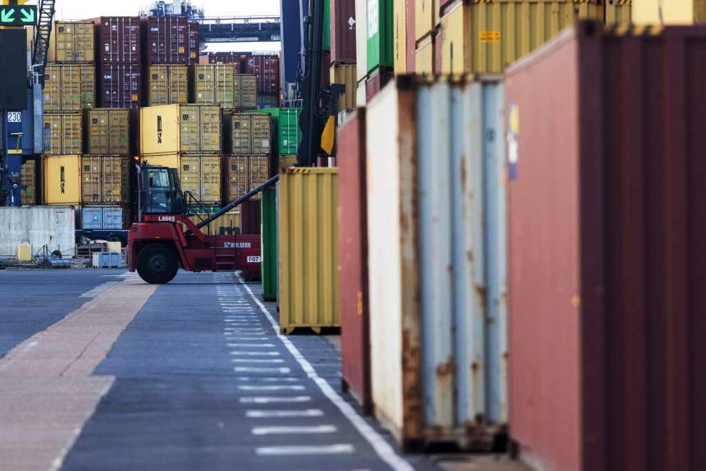 Un trabajador mueve un contenedor de envío en Felixstowe, Reino Unido.