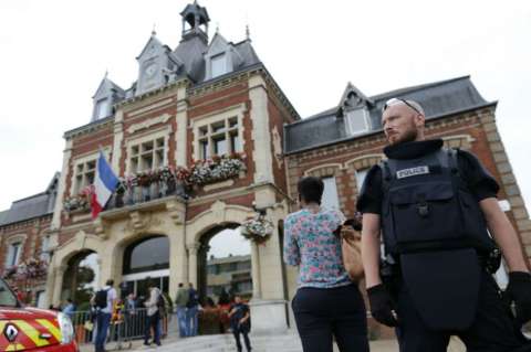 Fue un "vil atentado terrorista" del Estado Islámico: Hollande sobre ataque en iglesia