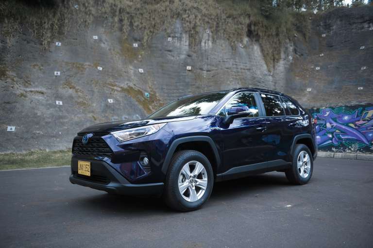 En total junto al motor a combustible y los tres eléctricos esta RAV4 brinda 219 caballos de potencia y 265 Nm.
