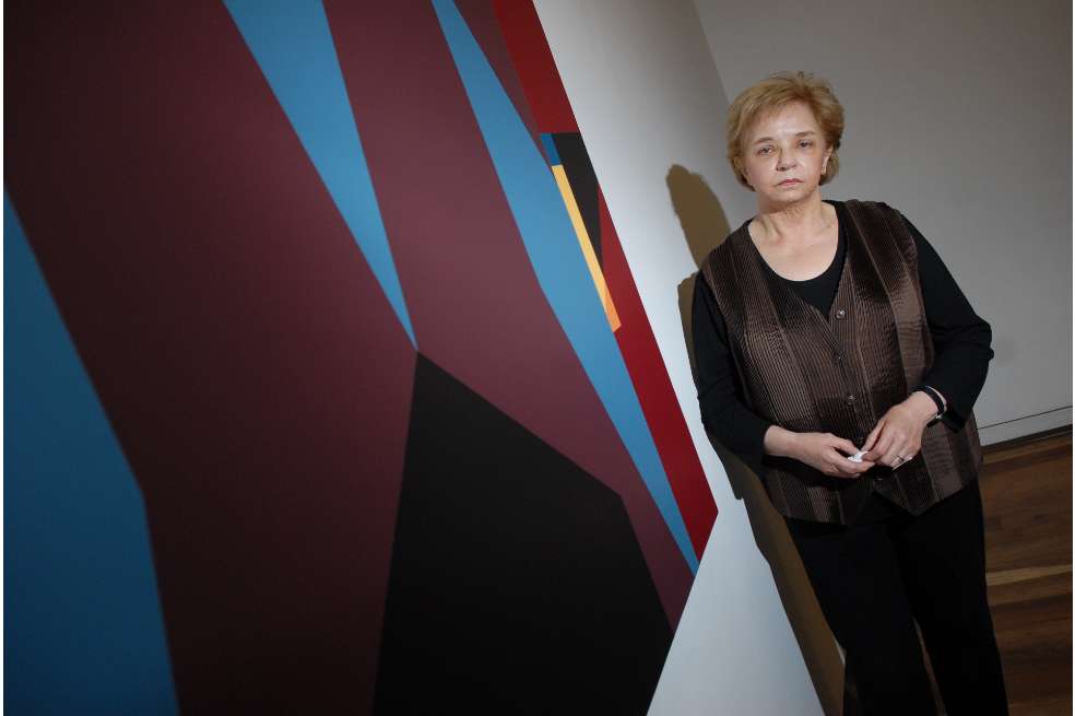 Fanny Sanín, desde pequeña, se involucró en el mundo del arte con los libros que su padre le regalaba, además de las clases privadas de pintura que tomaba. Luego vinieron sus estudios y experiencias en la Universidad de los Andes.