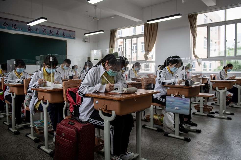 En los colegios de Wuhan (China), ciudad donde se originó el coronavirus, es obligatorio tener cabinas separadas con plástico para evitar nuevos contagios.