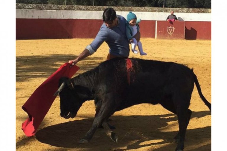 Francisco Rivera, hijo de ‘Paquirri’, publica foto en la que expone a su bebé ante vaquilla
