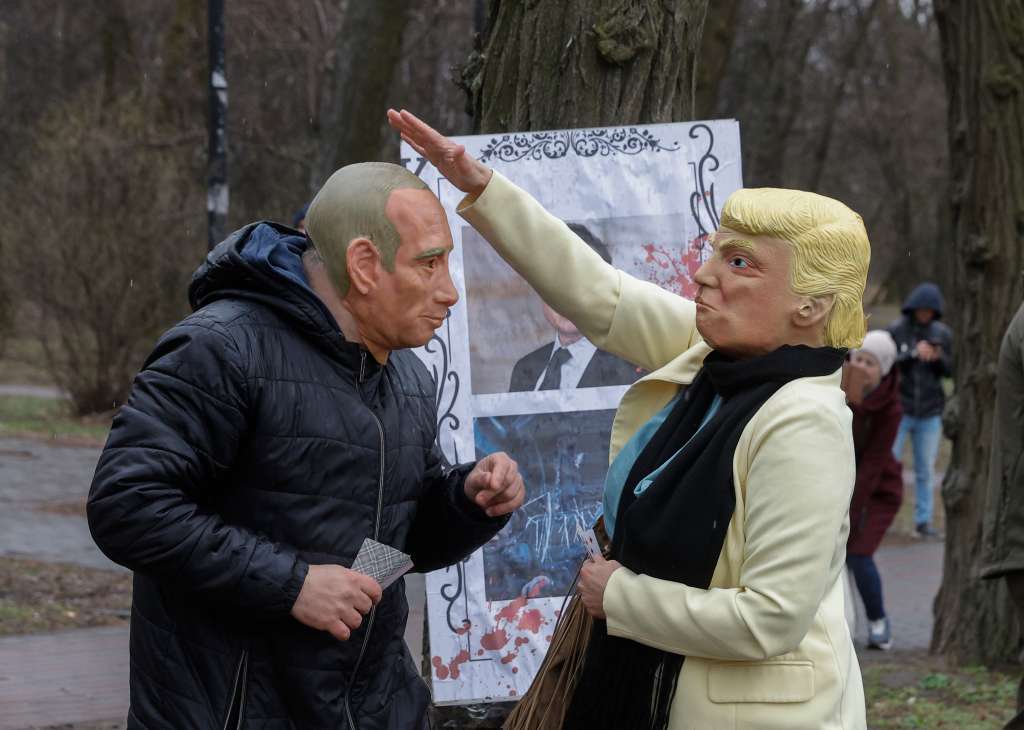 KYIV (Ukraine), 15/03/2025.- Protesters wearing masks of Russian President Putin and US President Trump attend a rally called 'America, wake up!' against the Trump administration and in support of Ukrainian and American people, outside the US Embassy in Kyiv, Ukraine, 15 March 2025. Protesters call not to believe Putin during negotiations on the ceasefire in Ukraine. (Rusia, Ucrania, Kiev) EFE/EPA/SERGEY DOLZHENKO