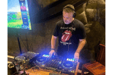 El expresidente Iván Duque aparece nuevamente tocando como DJ