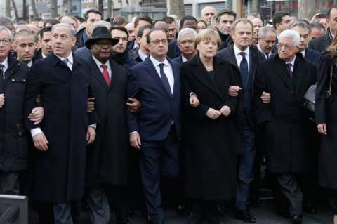 Francia no cede jamás, no se inclina, hace frente: Hollande tras atentados