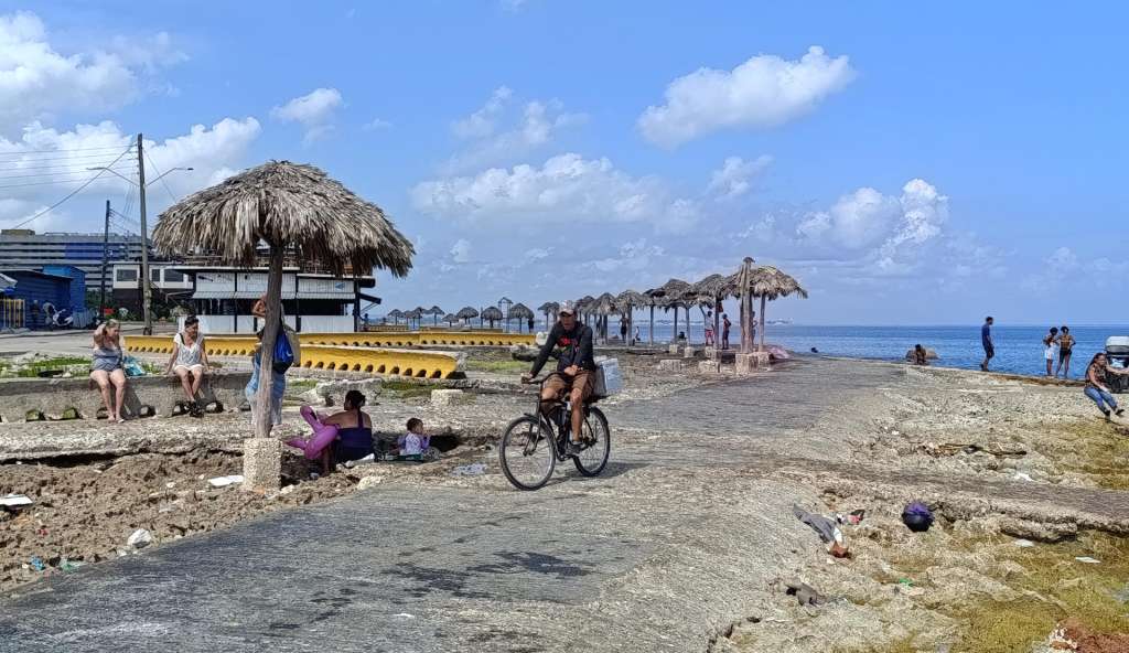 AME2379. LA HABANA (CUBA), 19/06/2026.- Una transita en bicicleta frente al mar este viernes, en La Habana (Cuba). Las autoridades cubanas han presentado y aprobado en un tiempo récord, apenas una semana, el mayor paquete de reformas económicas en al menos 15 años, pendiente ahora de su capacidad para confrontar la profunda crisis que sufre la isla y las exigencias de Washington. EFE/ Ernesto Mastrascusa