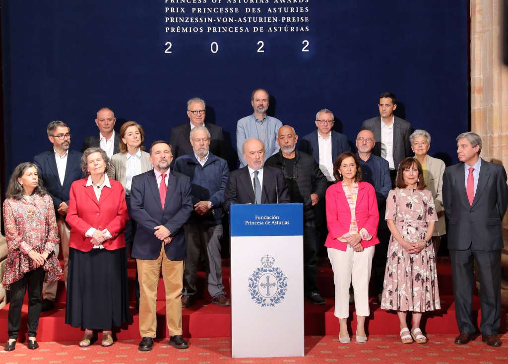 OVIEDO, 01/06/2022.- El presidente del jurado del Premio Princesa de Asturias de las Letras, el director de la Real Academia Española, Santiago Muñoz Machado (c), durante la lectura del acta que concede el galardón de esta edición al dramaturgo Juan Mayorga en reconocimiento a "la enorme calidad, hondura crítica y compromiso intelectual de su obra", que ha resumido en "acción, emoción, poesía y pensamiento". EFE/J.L.Cereijido.