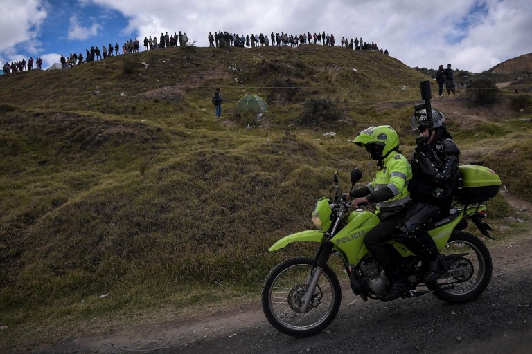 Un policía y un miembro de la Policía en una moto