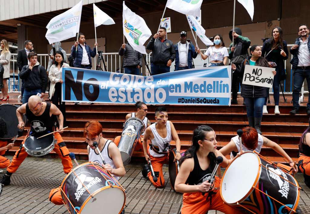 COL01. BOGOTÁ (COLOMBIA), 13/05/2022.- Grupos de personas acompañan al alcalde de Medellín, Daniel Quintero, mientras acude a notificarse ante la procuraduría hoy, en Bogotá (Colombia). El suspendido alcalde de Medellín, Daniel Quintero, aseguró que este viernes presentará alegatos ante la Comisión Interamericana de Derechos Humanos (CIDH) porque considera que la procuradora general de Colombia, Margarita Cabello, lo sancionó para excluir a quienes buscan un cambio en el país. "Tenemos un equipo internacional que está preparando los alegatos que van a ser enviados el día de hoy y que van a mostrar cómo la procuradora se alió con el Gobierno nacional en una misma línea de poder político, en un mismo partido, para poder excluir a los líderes que hacen parte de otra orilla ideológica", dijo en una rueda de prensa frente a la Procuraduría en Bogotá. EFE/ Mauricio Dueñas