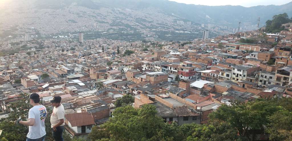 Panorámica del barrio La Terraza desde lo alto de Manrique Oriental, en la comuna 3 de Medellín.