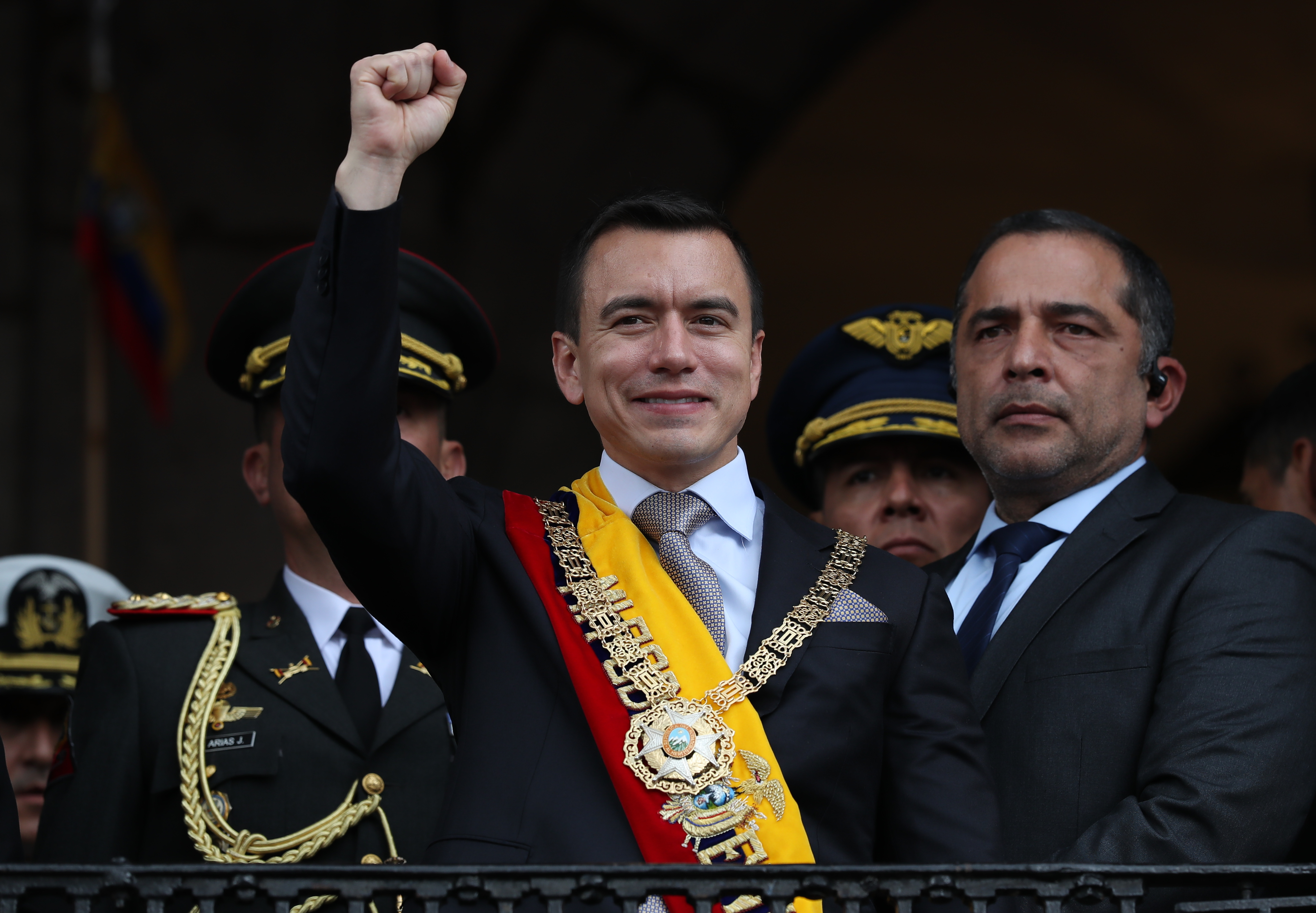-FOTODELDÍA- AME9097.QUITO (ECUADOR), 23/11/2023.- El presidente de Ecuador, Daniel Noboa, saluda desde el Palacio de Gobierno hoy, en Quito (Ecuador). Noboa pidió unidad a la ciudadanía y dejar viejos esquemas políticos en el pasado, para sacar al país adelante y enfrentar grandes retos, como el desempleo y la creciente violencia. EFE/José Jácome