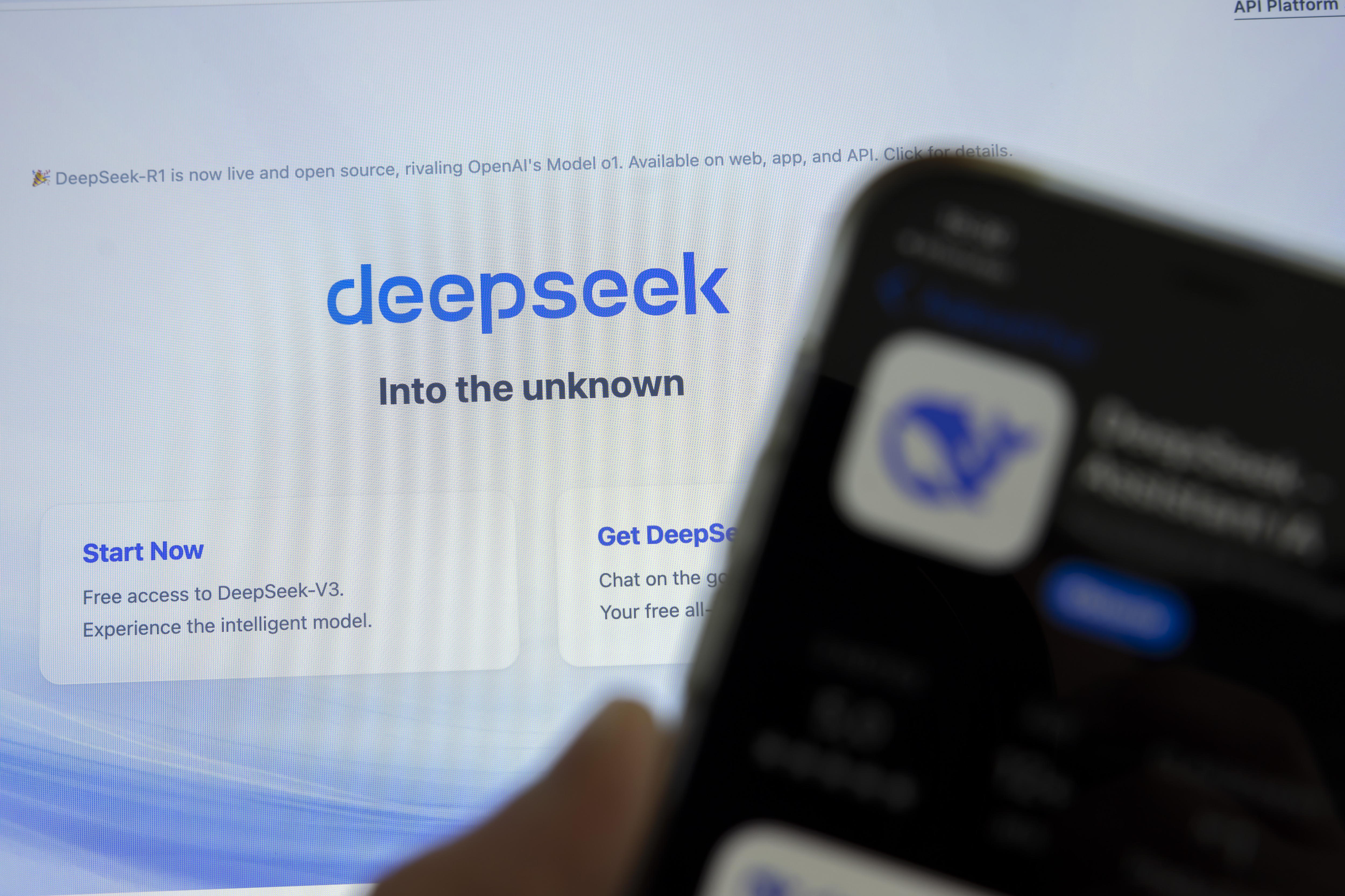 Geneva (Switzerland Schweiz Suisse), 28/01/2025.- The logo of Chinese startup DeepSeek on a computer screen, in Geneva, Switzerland, 28 January 2025. Shares in major tech firms plummeted following the growing popularity of Deepseek, a Chinese artificial intelligence (AI) app that offers comparable performance at a fraction of the cost of its rivals. (Suiza, Ginebra) EFE/EPA/SALVATORE DI NOLFI