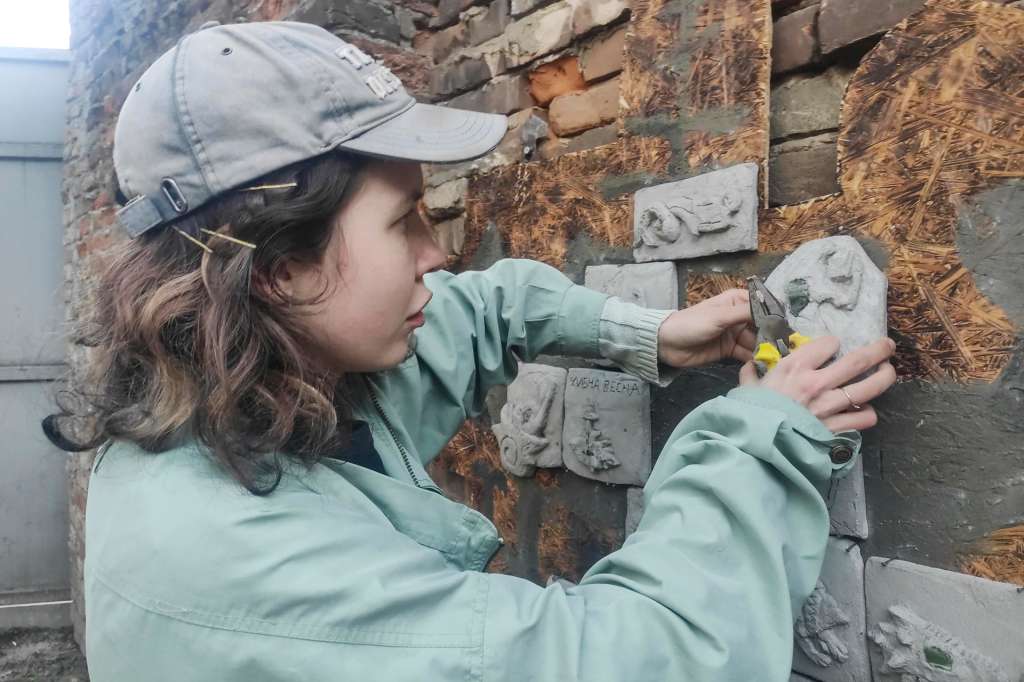 "La ansiedad nunca desaparece", dijo a EFE la joven de 28 años Marharyta Zhurunova, de Vinnytsia, en el centro de arte "Jam Factory", donde ella y otros artistas presentaron las obras que crearon durante el programa "Navegación", con el objetivo de ayudarlos a integrarse en Leópolis.