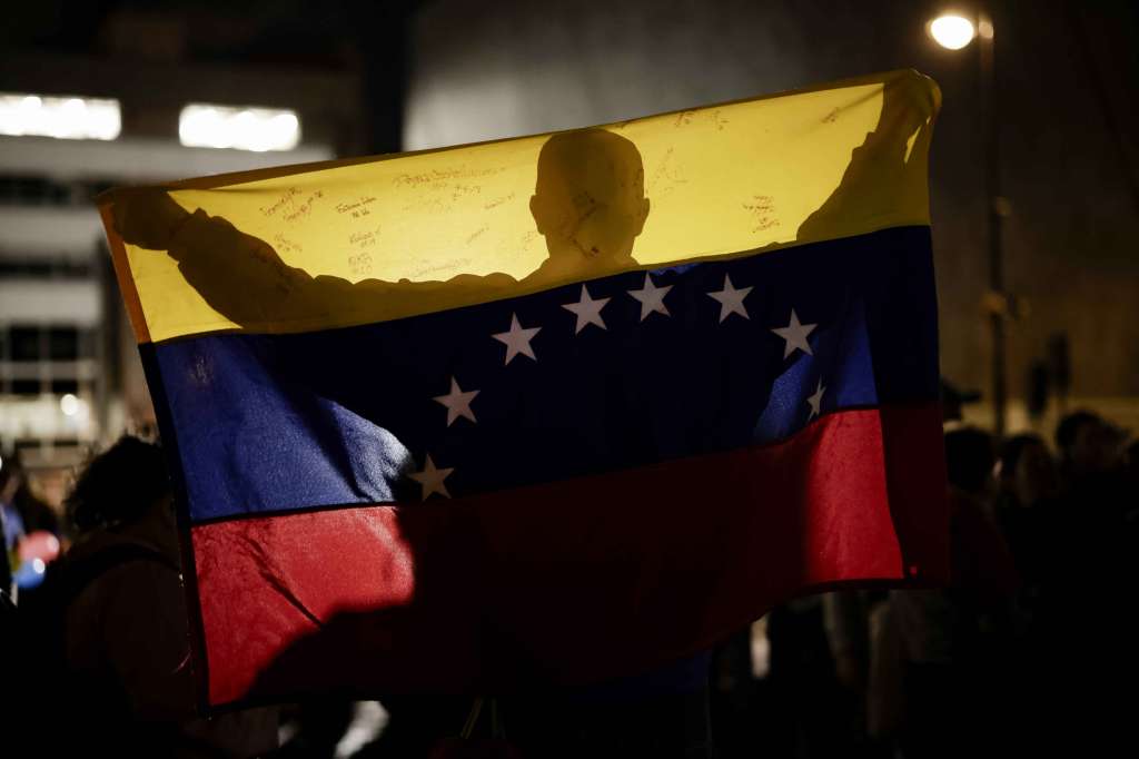 AME077. SAN JOSÉ (COSTA RICA), 09/01/2025.- Una persona venezolana sostiene una bandera en una manifestación este jueves, en la Plaza de la Democracia de San José (Costa Rica). Decenas de venezolanos radicados en Costa Rica se manifestaron este jueves por la "libertad" de Venezuela y para expresar su apoyo al líder opositor Edmundo González Urrutia, a quien consideran el presidente electo de su país. EFE/ Jeffrey Arguedas