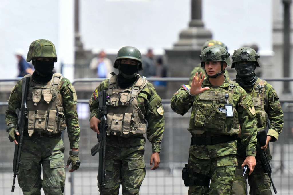 Soldiers patrol outside the Carondelet presidential palace ahead of the arrival of Argentina's President Javier Milei for a meeting with Ecuador's President Daniel Noboa during an official visit in Quito on August 6, 2026. (Photo by Rodrigo BUENDIA / AFP)