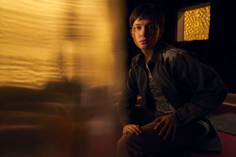 Imagen de la actriz Cailee Spaeny interpretando a Lyndon en la serie "Devs".