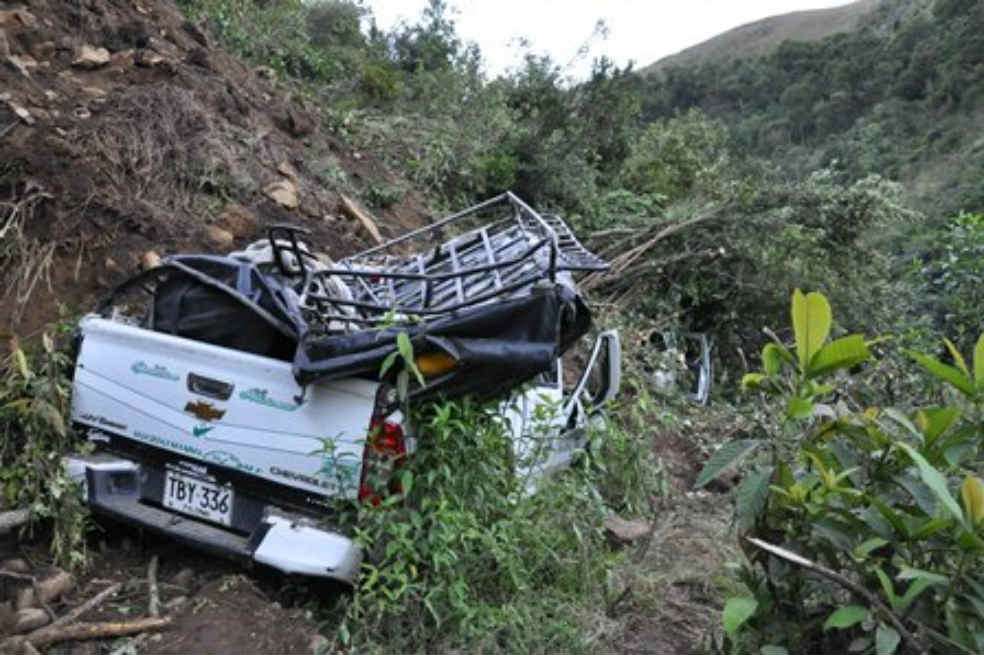 Uno de los vehículos atrapados en la zona del deslizamiento, donde rescatistas buscan a cerca de 15 desaparecidos.
