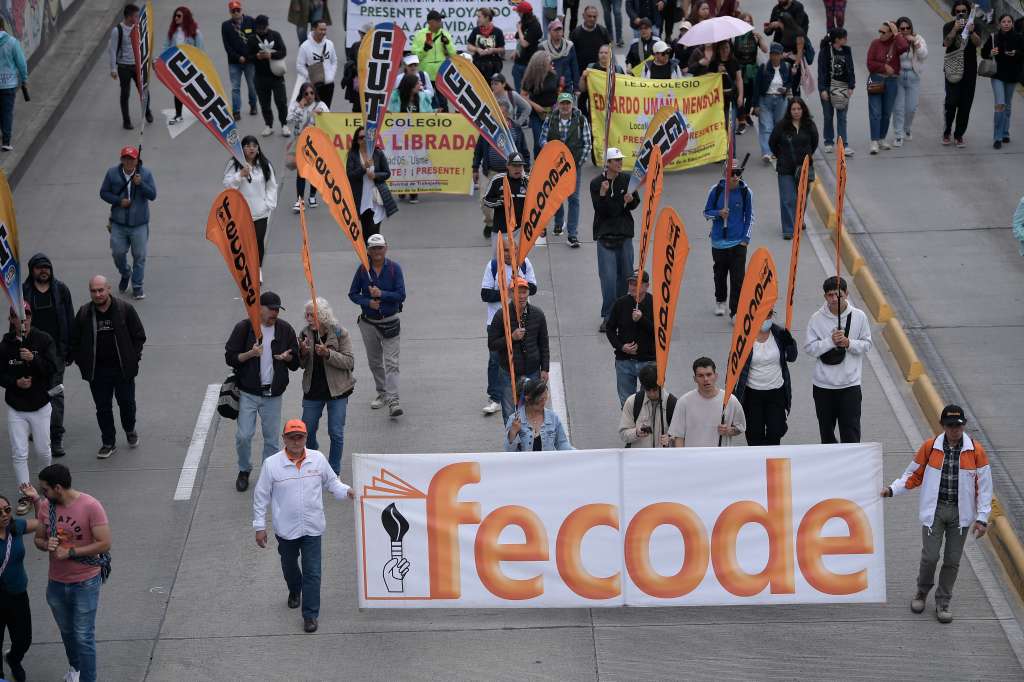 Movilización de algunos sindicatos de maestros de Bogotá,  convocaron a un paro de 24 horas para marchar en contra de la administración del alcalde Carlos Fernando Galán.
