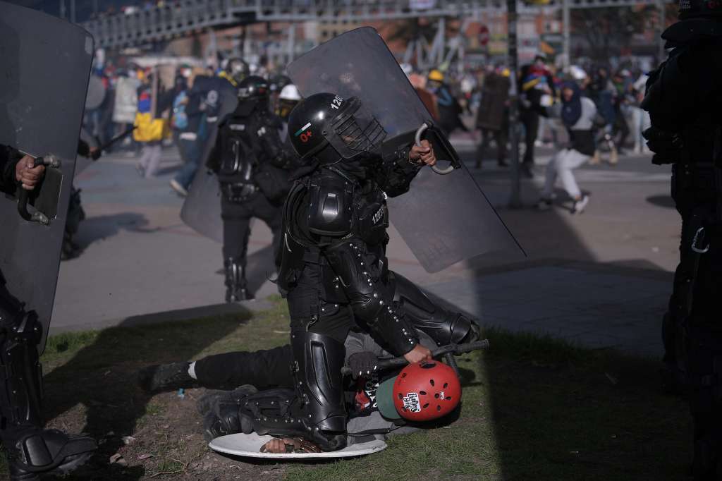 Con disturbios y enfrentamientos contra el Esmad, terminó la movilización que iba desde la glorieta del Tintal hasta el Portal Américas, ahora denominado Portal de la Resistencia.