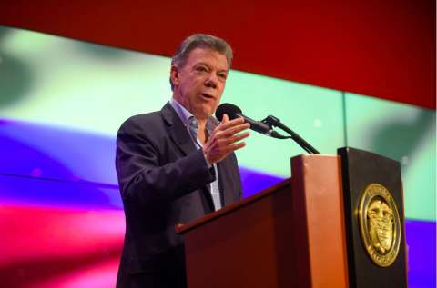Santos plantea comicios generales en Venezuela con ente electoral "independiente"