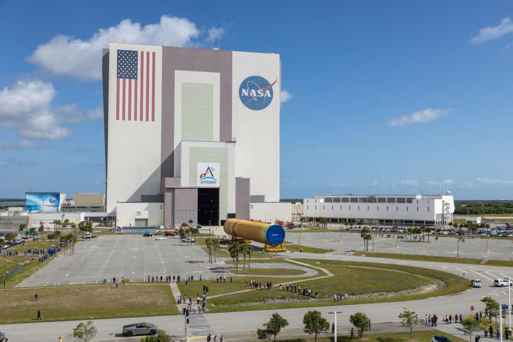 USA299. MERRITT ISLAND (ESTADOS UNIDOS), 28/04/2026.- Fotografía cedida por la NASA que muestra un sector del Sistema de Lanzamiento Espacial (SLS) para la misión Artemis III, este martes en el Centro Espacial Kennedy, en Florida (EE.UU.). El SLS llegó a Florida como parte de los preparativos de Artemis III, la misión de la NASA prevista para 2027 y concebida para probar maniobras en órbita terrestre y sentar las bases del alunizaje tripulado que la agencia proyecta para 2028. EFE/ Glenn Benson/ NASA /SOLO USO EDITORIAL/ NO VENTAS/ SOLO DISPONIBLE PARA ILUSTRAR LA NOTICIA QUE ACOMPAÑA (CRÉDITO OBLIGATORIO)