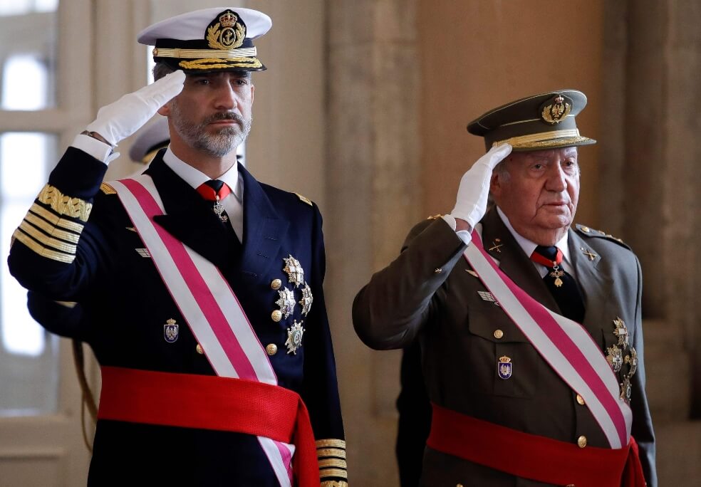 El rey de España, Felipe VI, junto a su padre, el rey emérito Juan Carlos I. / AFP