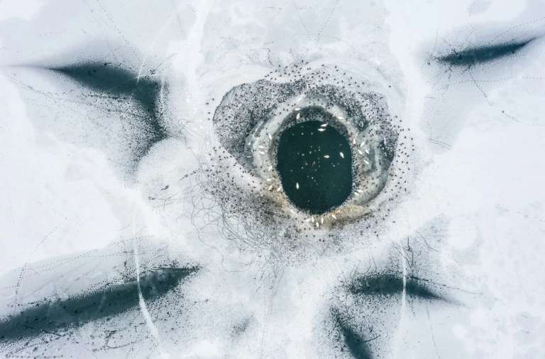 Refugio junto al agujero en el hielo.