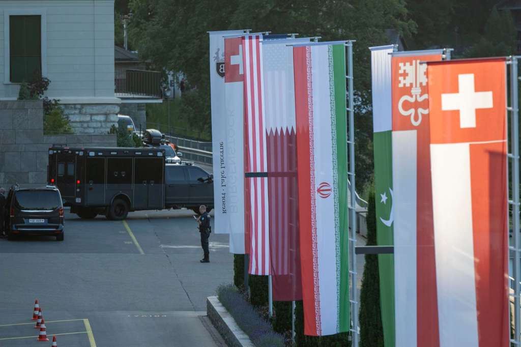 BUERGENSTOCK (Switzerland), 21/06/2026.- Flags of the United States, Qatar, Iran, Pakistan, Nidwalden and Switzerland, from left, are seen at the Buergenstock Resort in Obbuergen, near Lucerne, Switzerland, 21 June 2026. Delegations from the United States and Iran meet at the resort to discuss further details and technical issues after the signing of a framework agreement on peace in France. (Francia, Suiza, Estados Unidos, Lucerna, Catar) EFE/EPA/URS FLUEELER