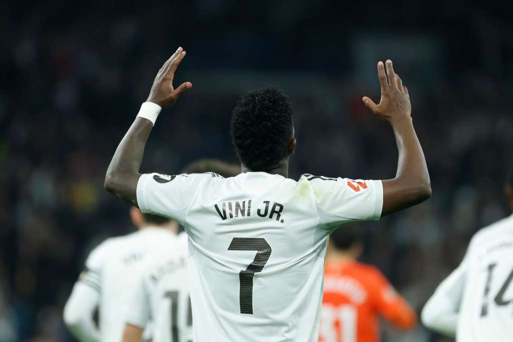 MADRID , 14/02/2026.- El delantero del Real Madrid Vinicius Jr. celebra su segundo gol, cuarto del equipo blanco, durante el partido de la jornada 24 de LaLiga entre el Real Madrid y la Real Sociedad, este sábado en el estadio Santiago Bernabéu. EFE/JuanJo Martín