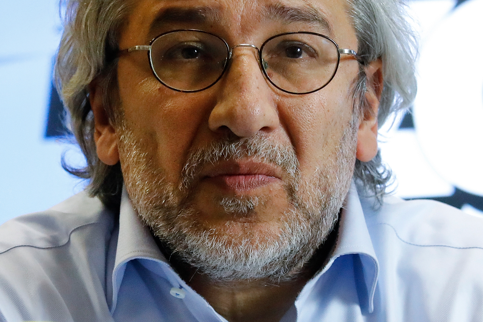 Un periodista opositor condenado a 27 años de cárcel en Turquía